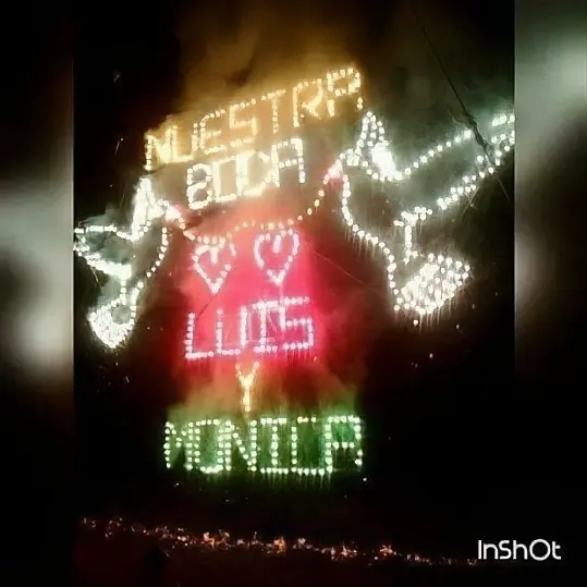 Múltiples fuegos artificiales de colores verde y rojo